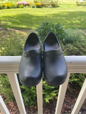 NEVER WORN** SIZE 8 WOMANS  Black Slip-On Shoes - Comfort Clogs BY CROCS